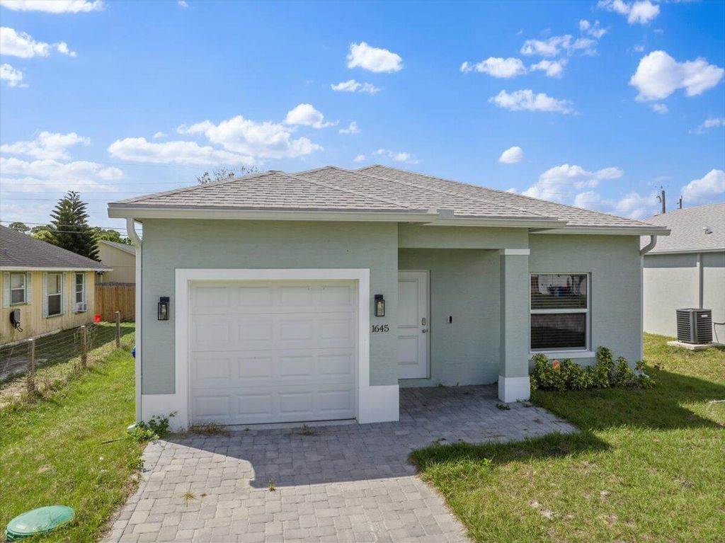 Photo of 1645 SW 19th Ave Avenue SW, Vero Beach, FL 32962 (MLS # B26001514)