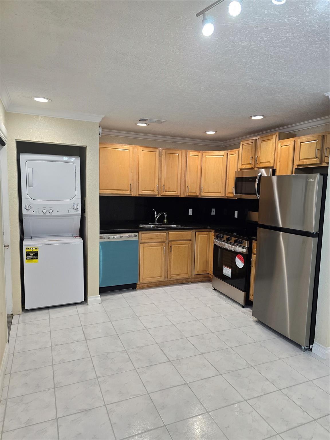 BEAUTIFUL 2/1 APARTMENT WITH TILE THROUGHOUT,HORIZONTAL WOOD BLINDS, REMODELED KITCHEN,
NEW APPLIANCES, CENTRAL A/C, WASHER & DRYER INSIDE THE UNIT, HUGE BACKYARD WITH FENCE FOR
PRIVACY. WATER INCLUDED. RENTER INSURANCE REQUIRED.