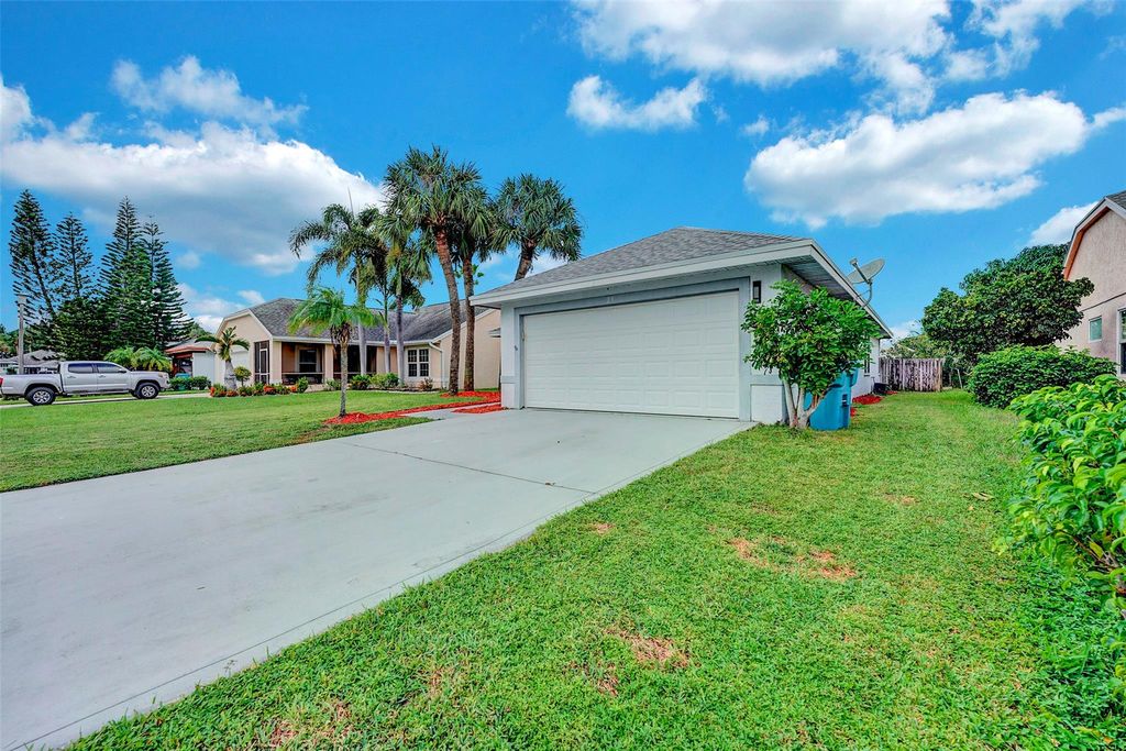Photo of 25 Heather Cove Drive, Boynton Beach, FL 33436 (MLS # F10467800)