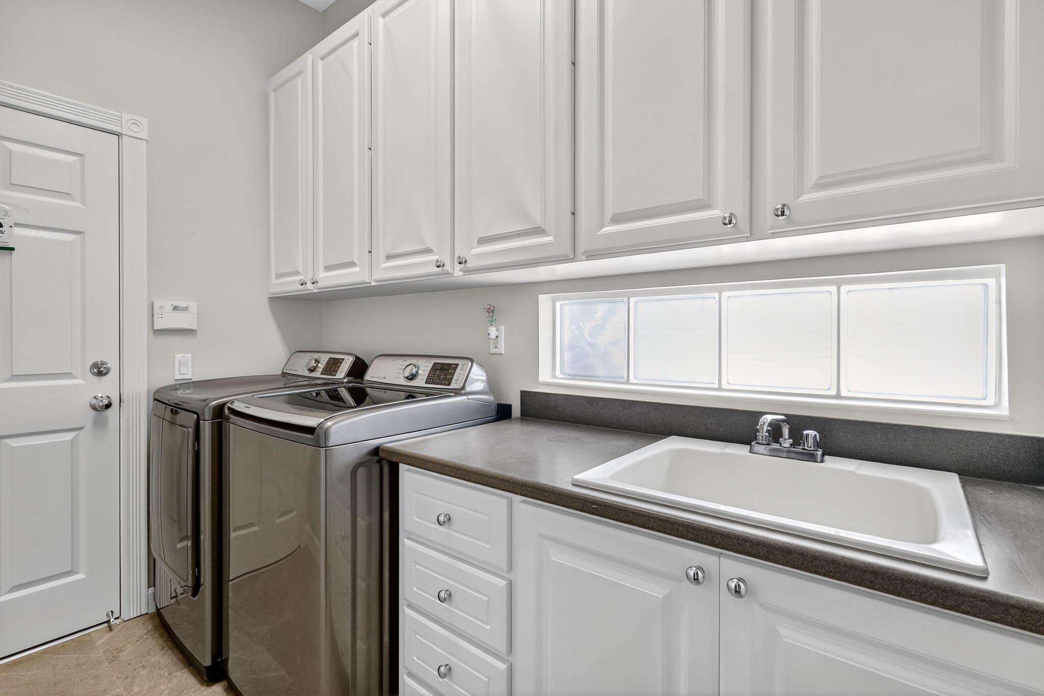 Wellington, Florida 33414, United States, 3 Bedrooms Bedrooms, ,3 BathroomsBathrooms,Residential,Pending,209645