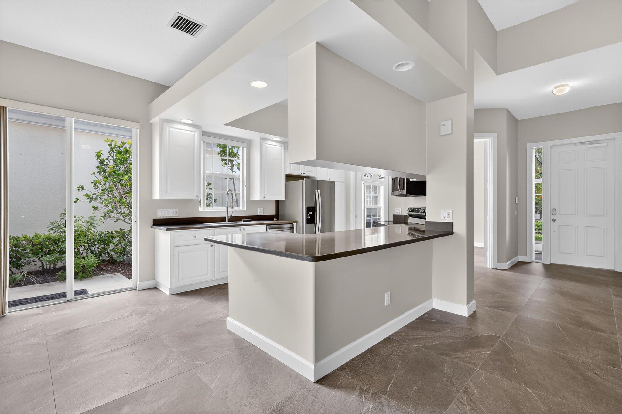 Wellington, Florida 33414, United States, 3 Bedrooms Bedrooms, ,3 BathroomsBathrooms,Residential,Pending,209645