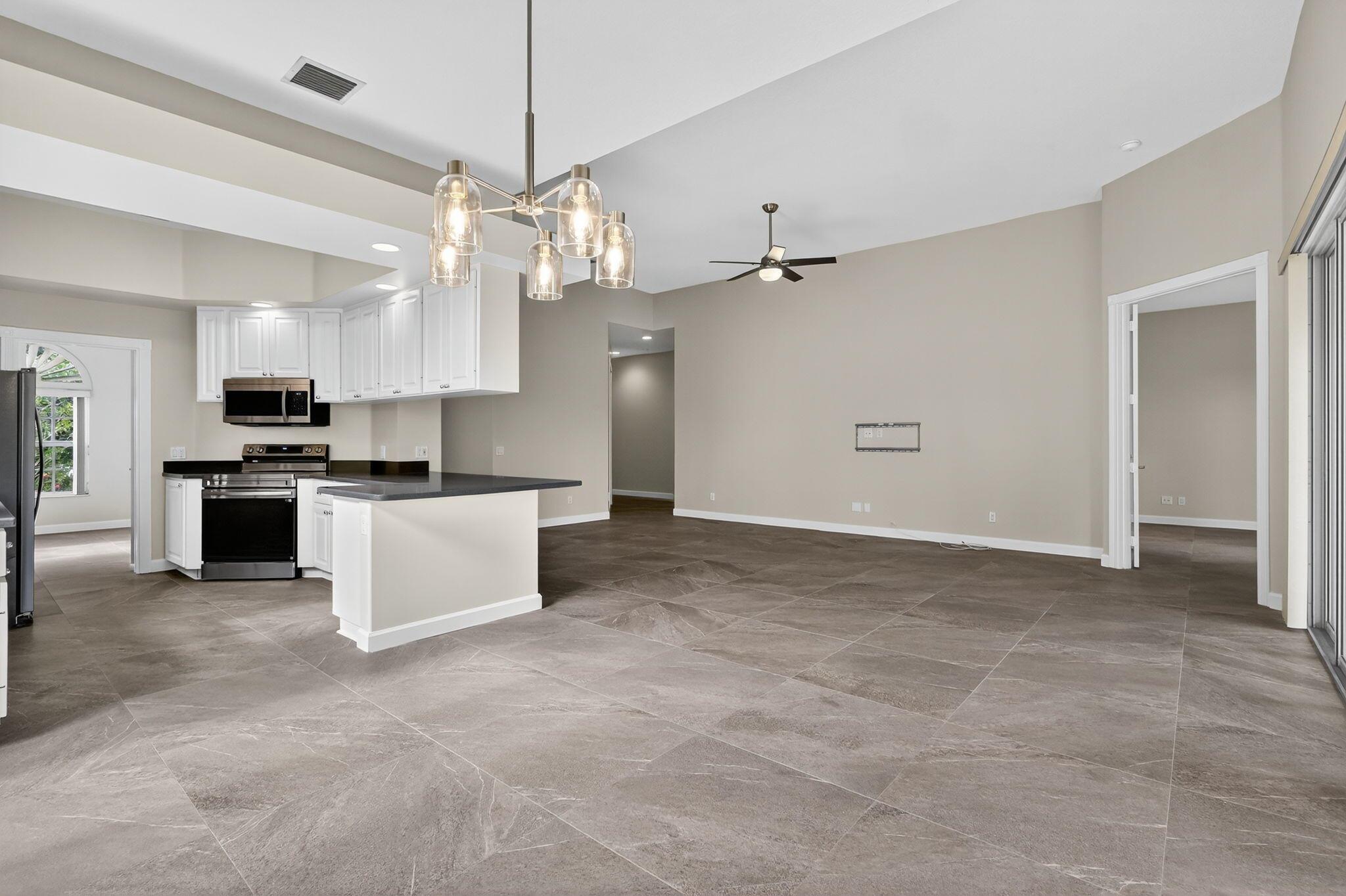 Wellington, Florida 33414, United States, 3 Bedrooms Bedrooms, ,3 BathroomsBathrooms,Residential,Pending,209645