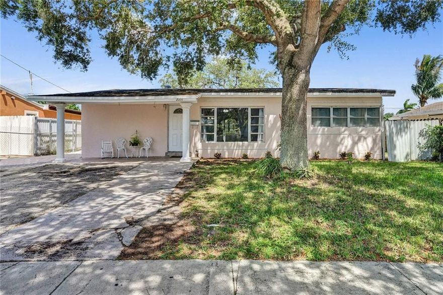 ALERT!!! A MUST SEE!! Gorgeous 4/2 single family home located in the city of Hollywood. Home features spacious floorplan, LARGE living area, large kitchen and updated appliances, walk-in closet, well decorated bedrooms and large utility room. Spacious driveway to park, shed, patio, above ground pool and a HUGE fenced in yard or all of your entertainment needs. Centrally located - close to schools, dining, shopping and main roads.