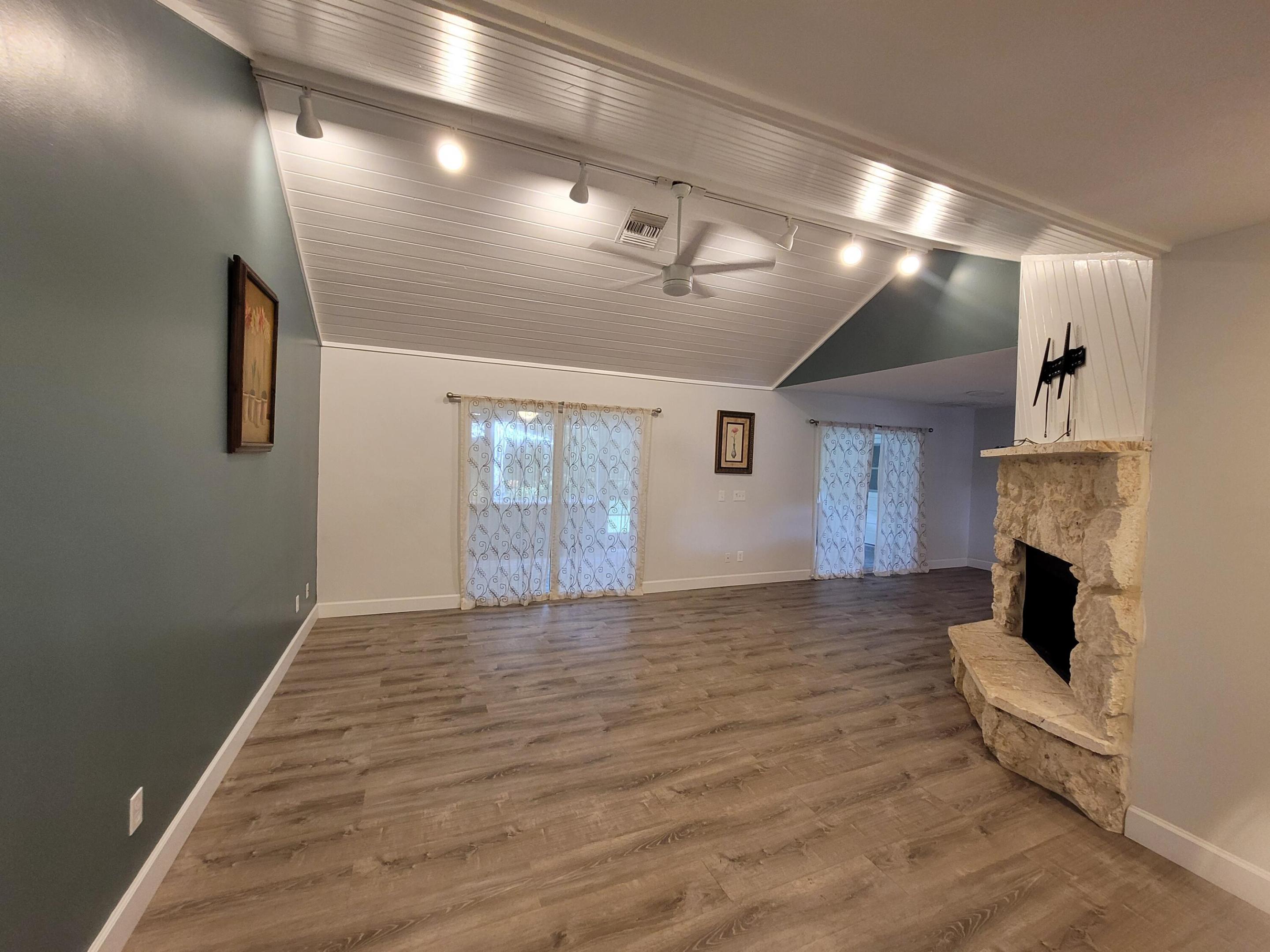 PINE TREE PARK UNIT NO 3 - Residential Lease