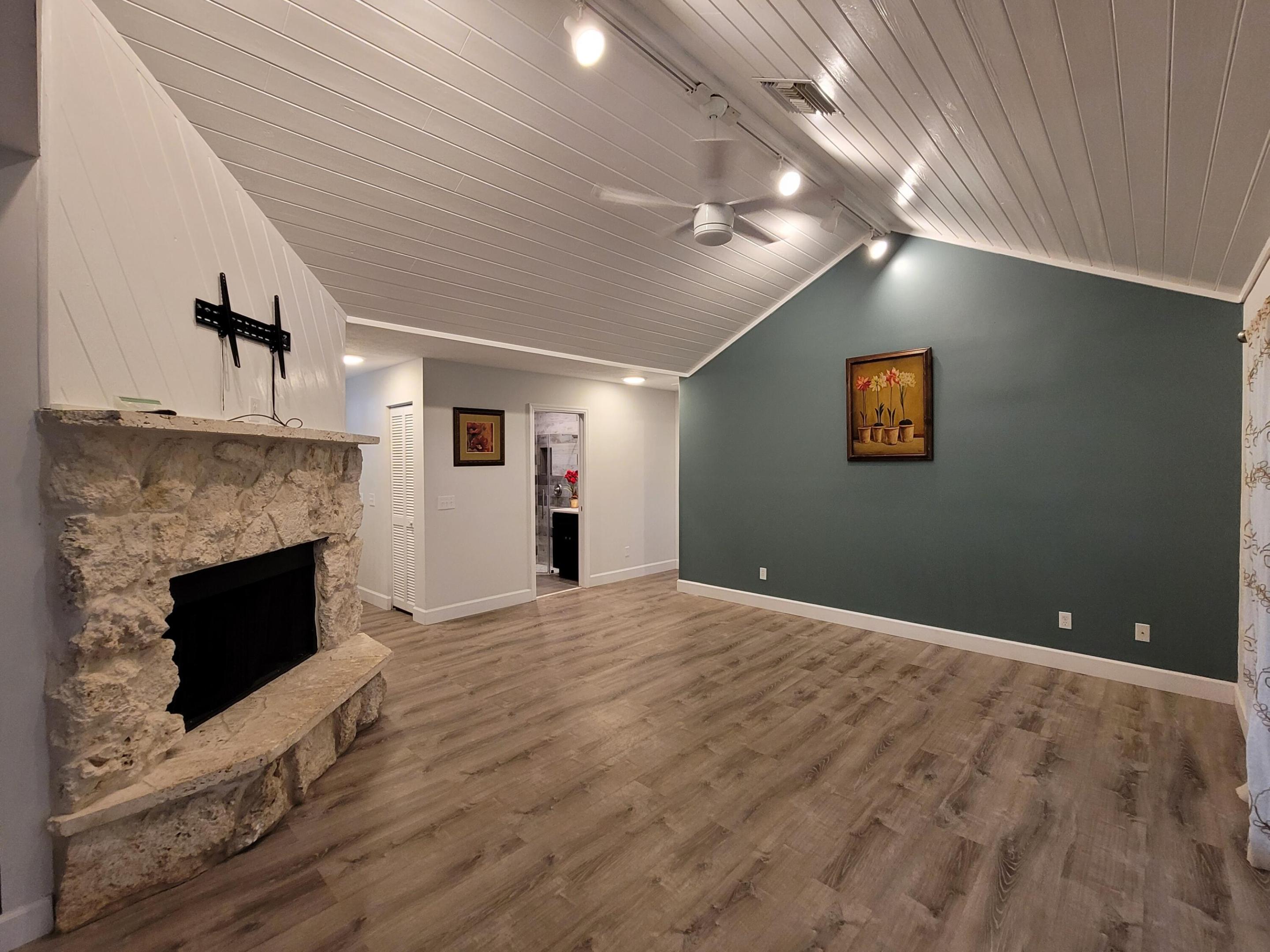 PINE TREE PARK UNIT NO 3 - Residential Lease