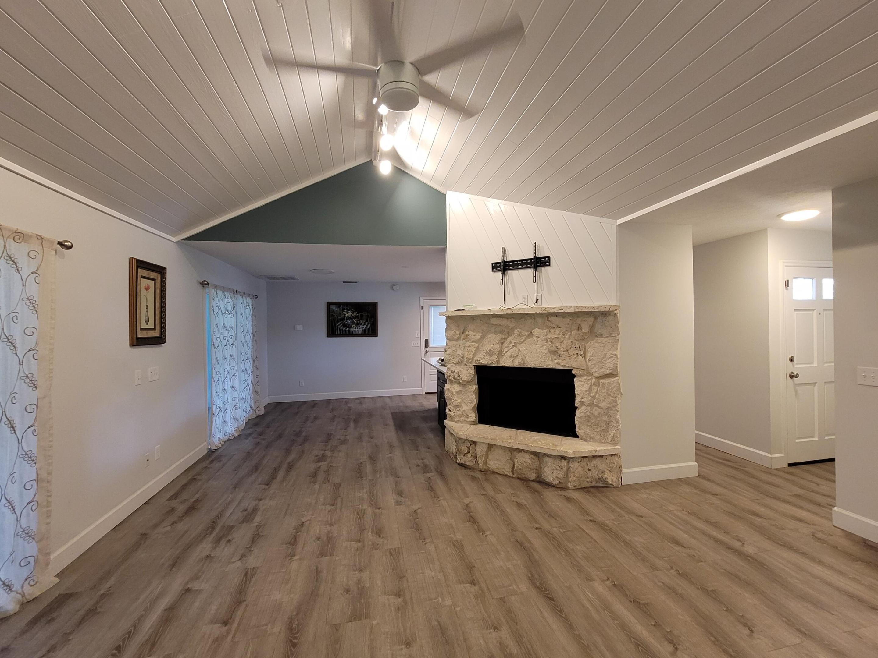 PINE TREE PARK UNIT NO 3 - Residential Lease