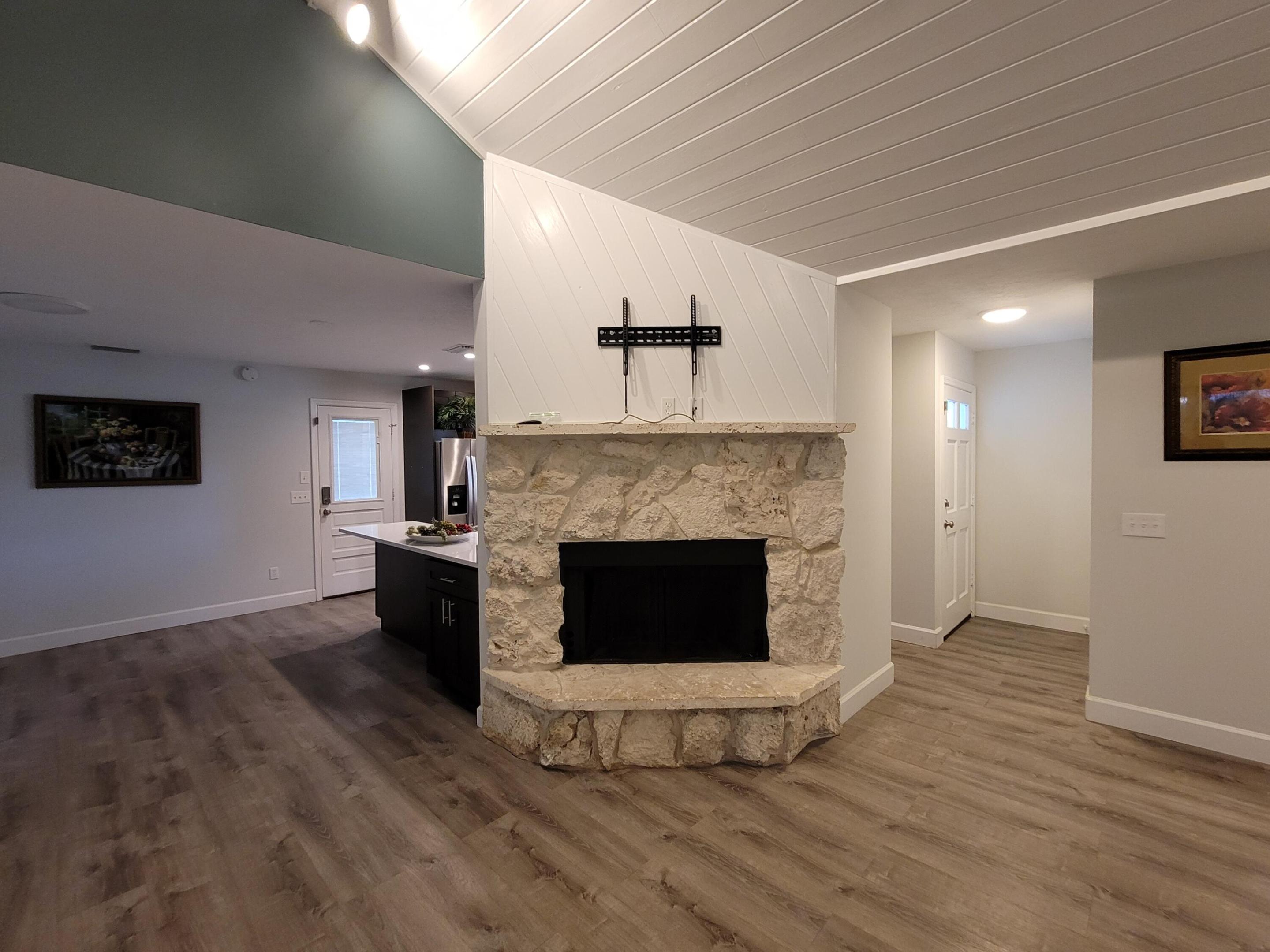 PINE TREE PARK UNIT NO 3 - Residential Lease