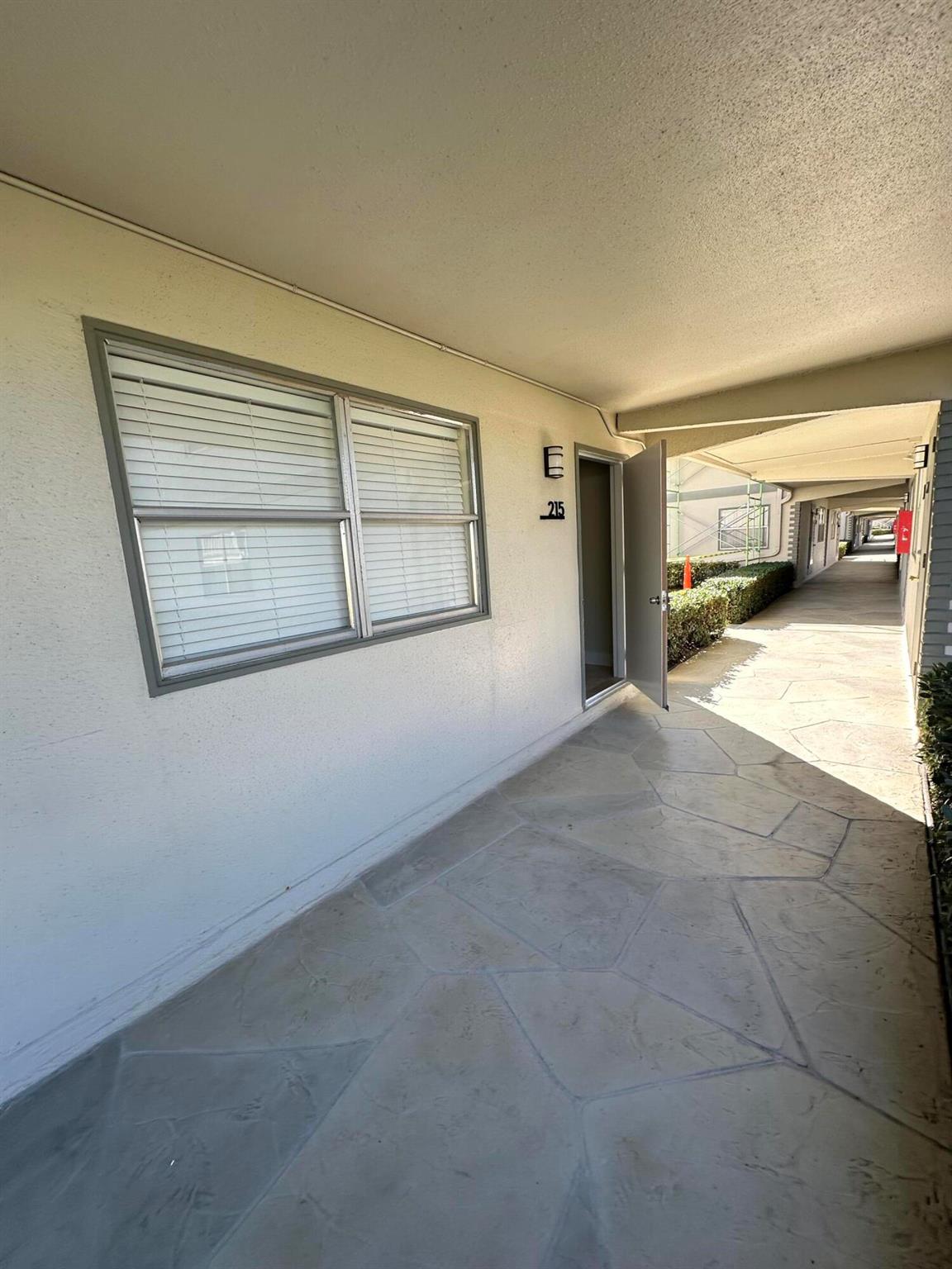 BEAUTIFUL ONE BEDROOM UNIT READY FOR A NEW OWNER.