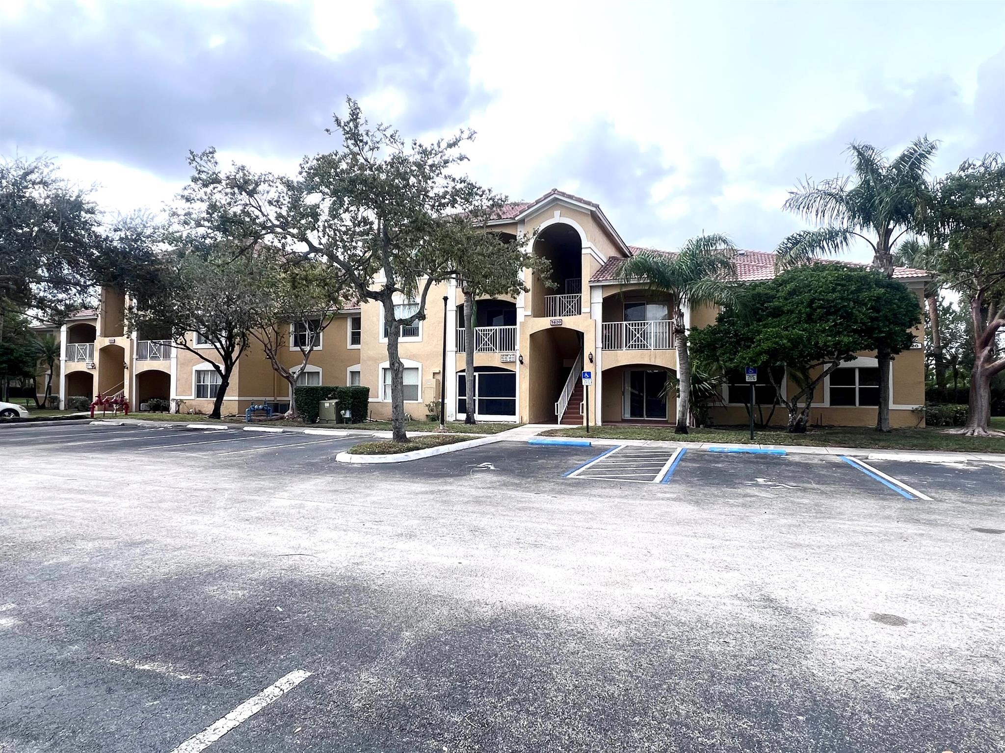 GREAT INVESTMENT OPPORTUNITY!! RARELY AVAILABLE 1 BEDROOM 1 BATH TOP FLOOR CONDO!! GREAT FLOORPLAN, FULL SIZE WASHER AND DRYER, VAULTED CEILINGS. LOCATED IN GATED COMMUNITY WITH POOL, CLUBHOUSE, TENNIS COURTS, AND MORE!!