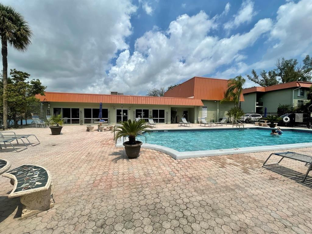 RACQUET CLUB - Residential