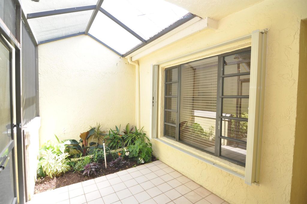 Photo of 9 Edinburgh Drive, Palm Beach Gardens, FL 33418 (MLS # R11092676)