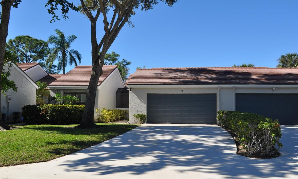 Photo of 9 Edinburgh Drive, Palm Beach Gardens, FL 33418 (MLS # R11092676)