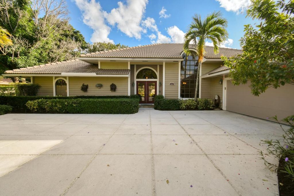 Photo of 2 Alnwick Road, Palm Beach Gardens, FL 33418 (MLS # R10934584)