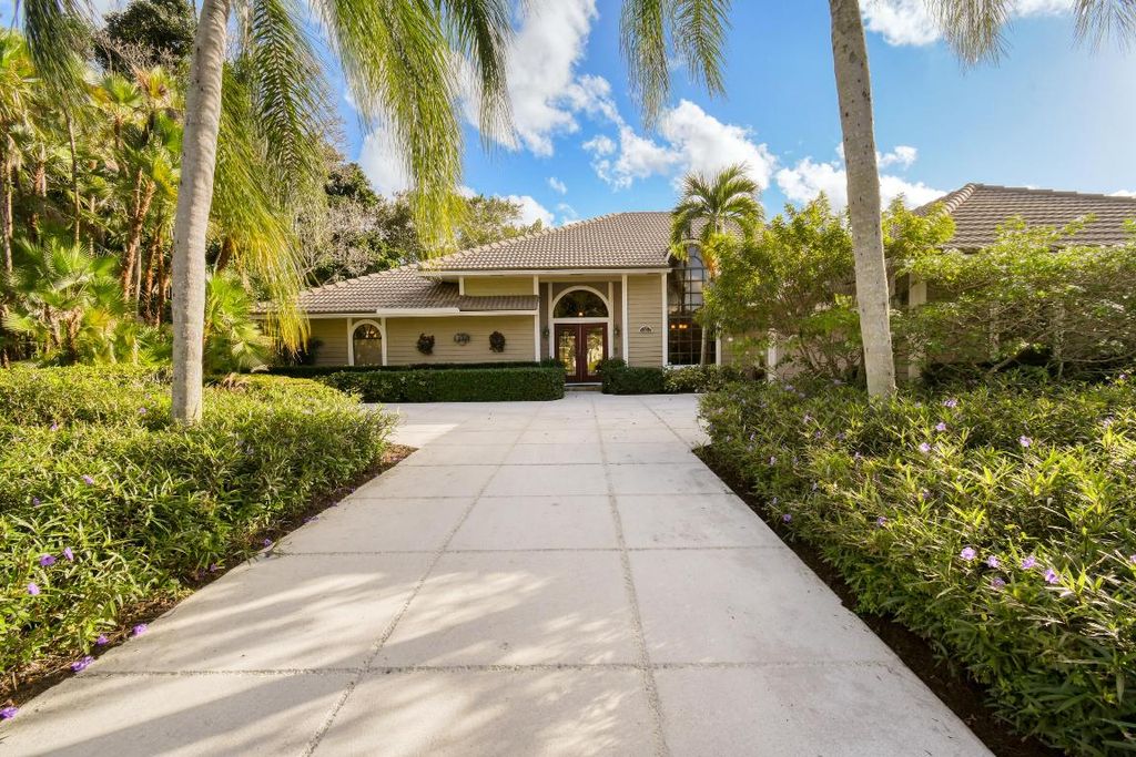 Photo of 2 Alnwick Road, Palm Beach Gardens, FL 33418 (MLS # R10934584)