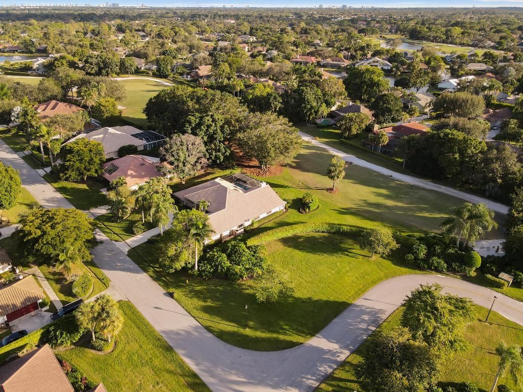 Photo of 2 Alnwick Road, Palm Beach Gardens, FL 33418 (MLS # R10934584)