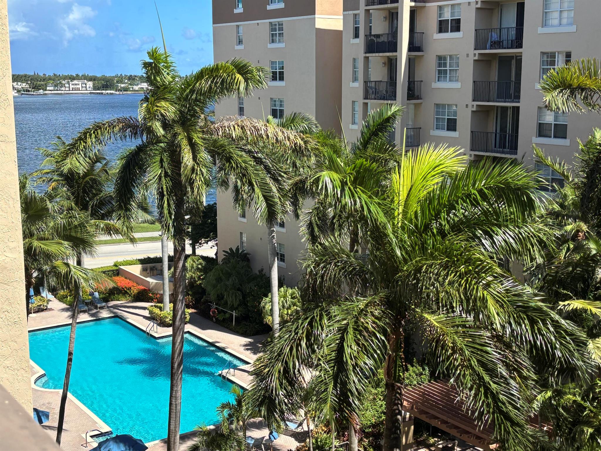 Amazing views of Intracoastal Waterway from the balcony of this light bright one-bedroom open floor plan condo. New carpet was just installed. Washer and dryer are included in unit. Building features 24-hour manned front desk, resort style pool, spa, outdoor bar and grills, fitness center, business center, putting green, entertainment room with pool table and piano. Convenient to Downtown Clematis Street and CityPlace for shopping, entertainment and restaurants. Just minutes to beaches, golf, Interstate and Palm Beach International Airport.