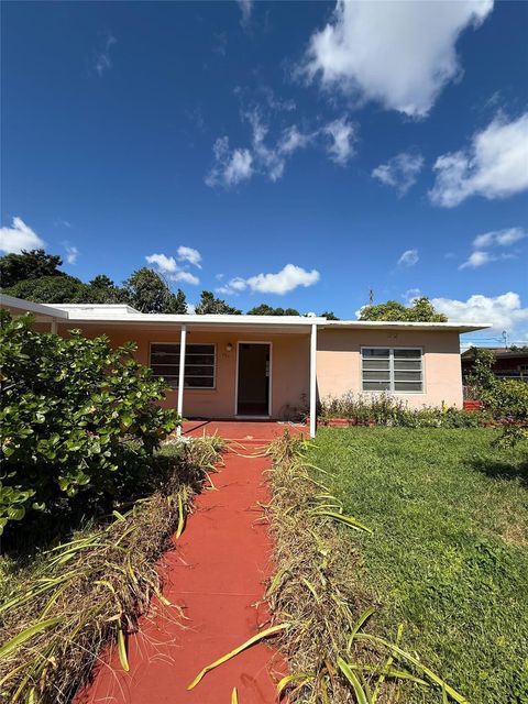 Photo of 621 E 13th St, Hialeah, FL 33010 (MLS # F10533331) Photo of 621 E 13th St, Hialeah, FL 33010 (MLS # F10533331)