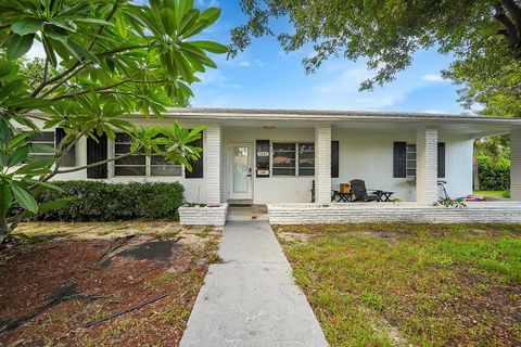 1331 S Palmway Lake Worth Beach FL 33460