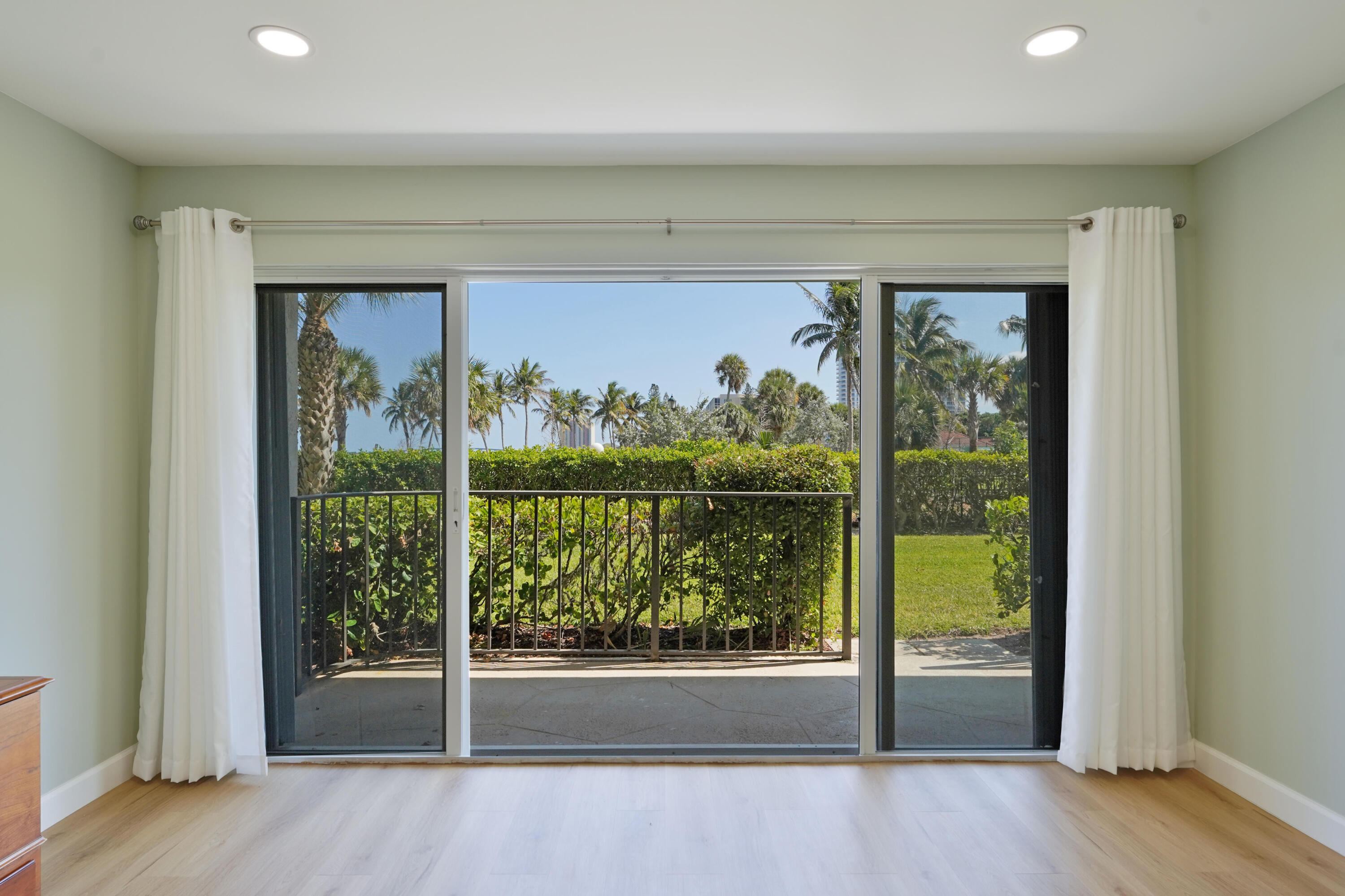 LAKE HARBOUR TOWERS CONDO - Residential