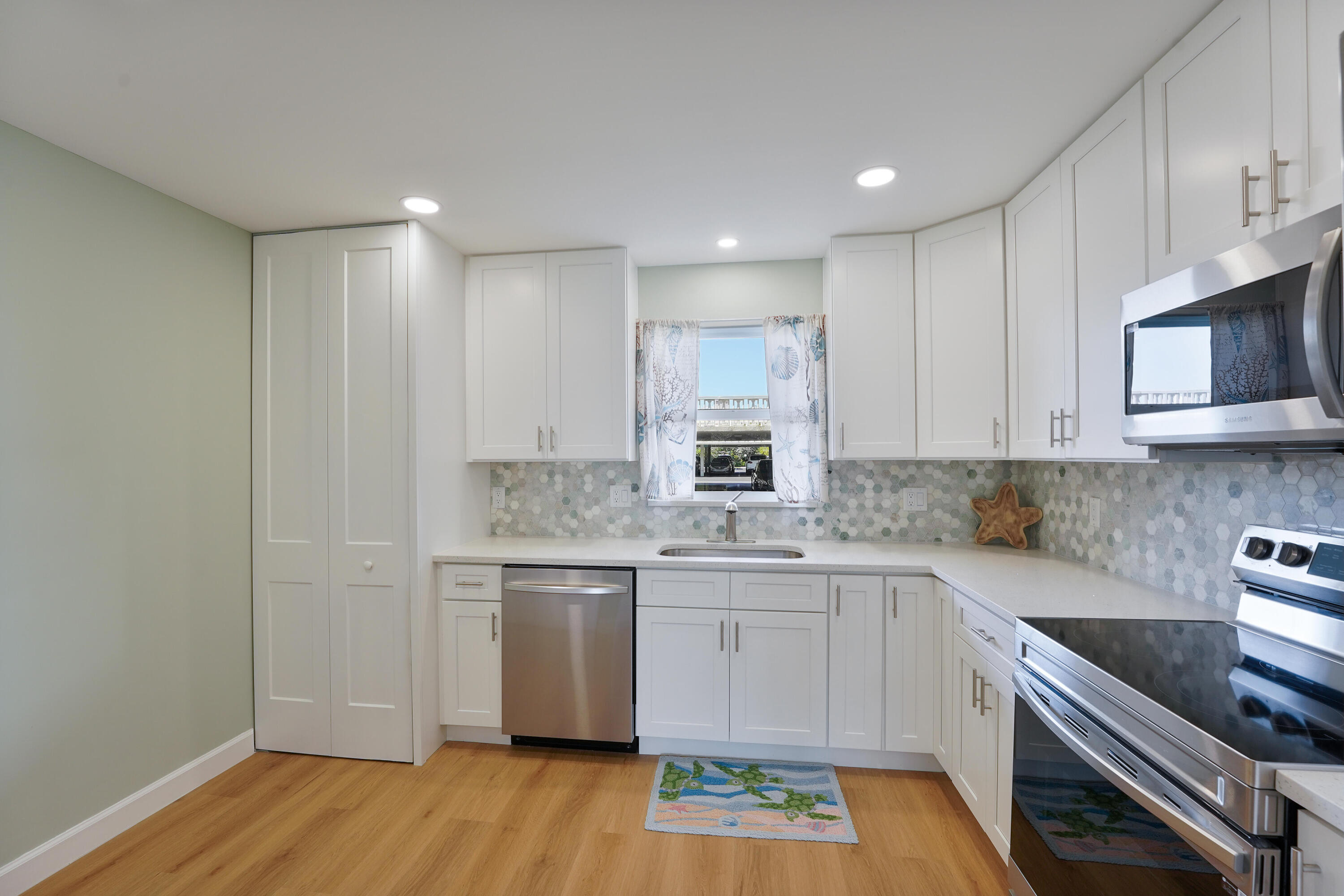 LAKE HARBOUR TOWERS CONDO - Residential