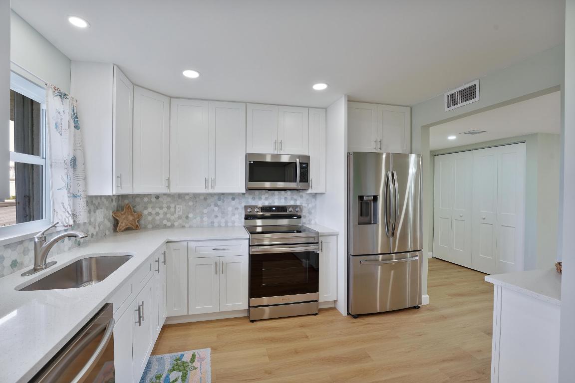 LAKE HARBOUR TOWERS CONDO - Residential