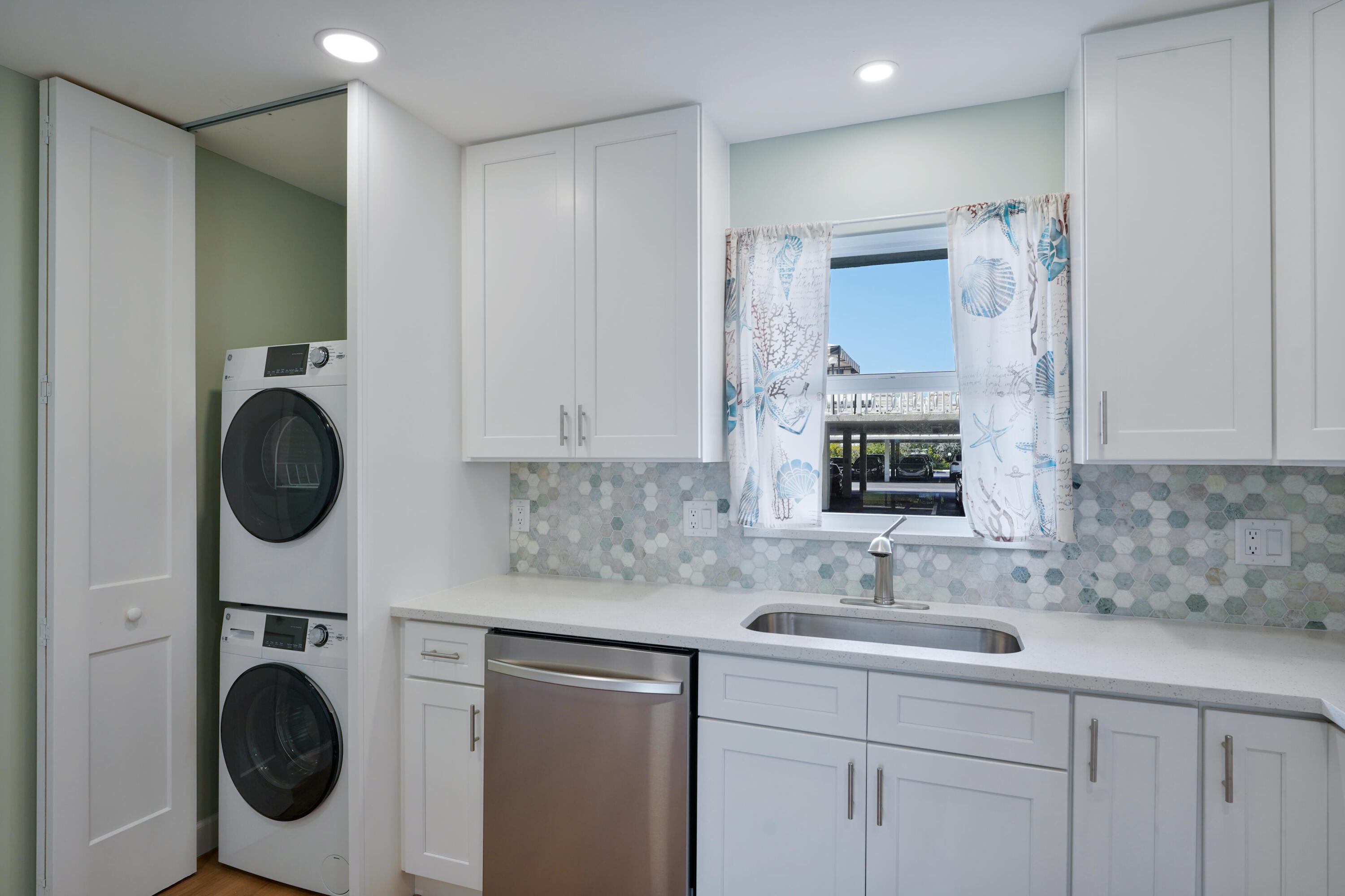 LAKE HARBOUR TOWERS CONDO - Residential