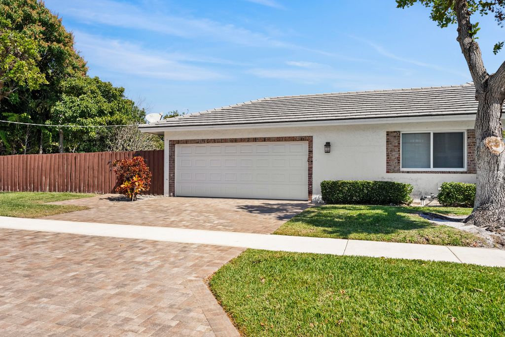 Photo of 401 NE 10th Terrace, Boca Raton, FL 33432 (MLS # B26045215)