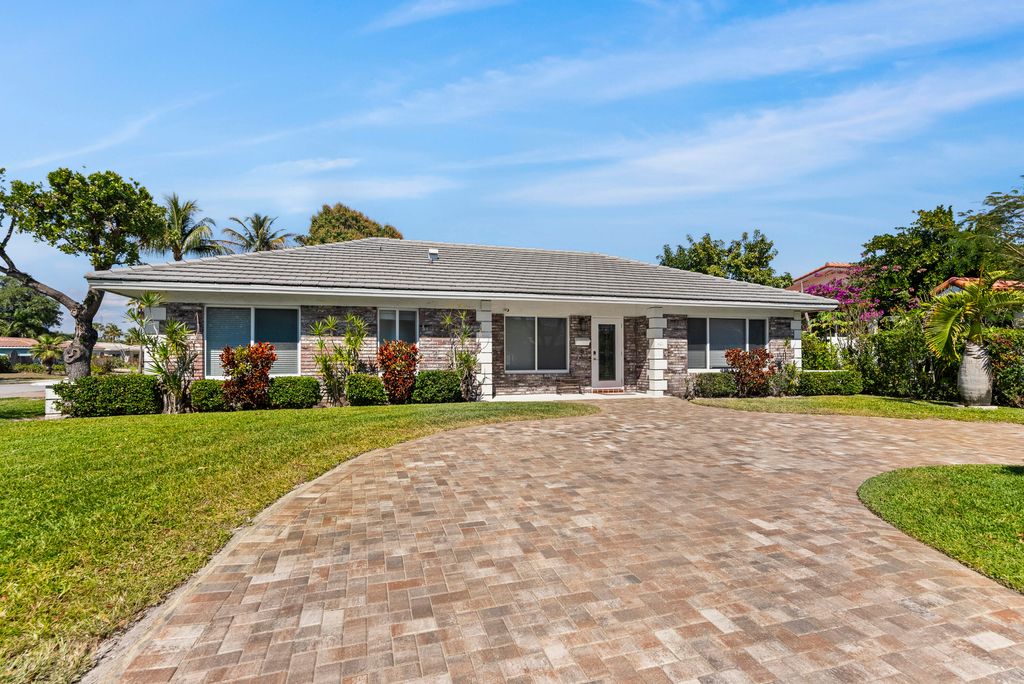 Photo of 401 NE 10th Terrace, Boca Raton, FL 33432 (MLS # B26045215)