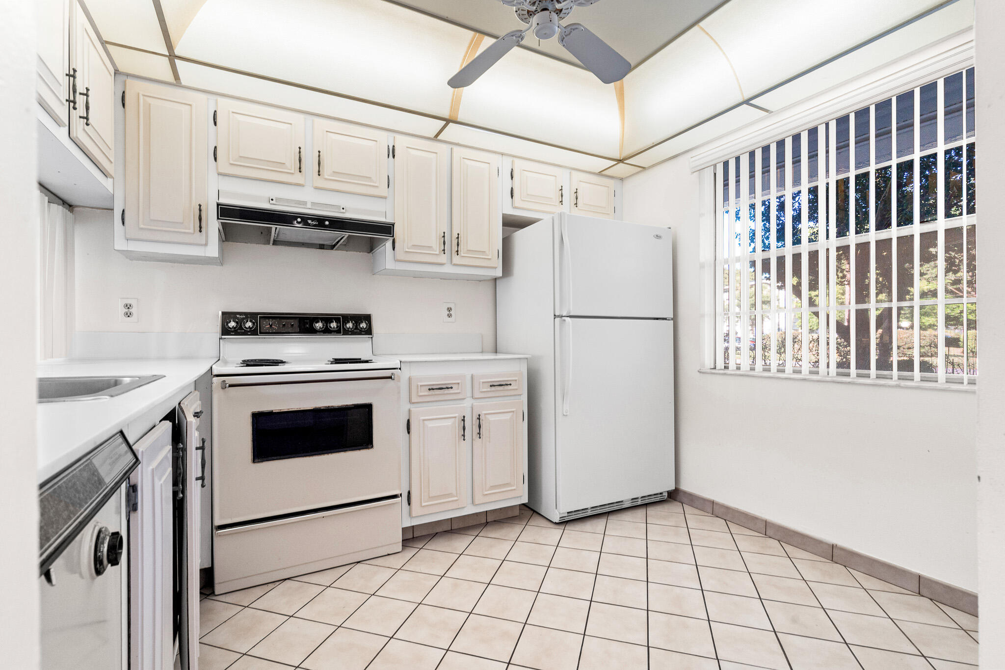 4602 Martinique Way E1, Coconut Creek, FL, 33066/$79,999 2 4602 Martinique Way E1