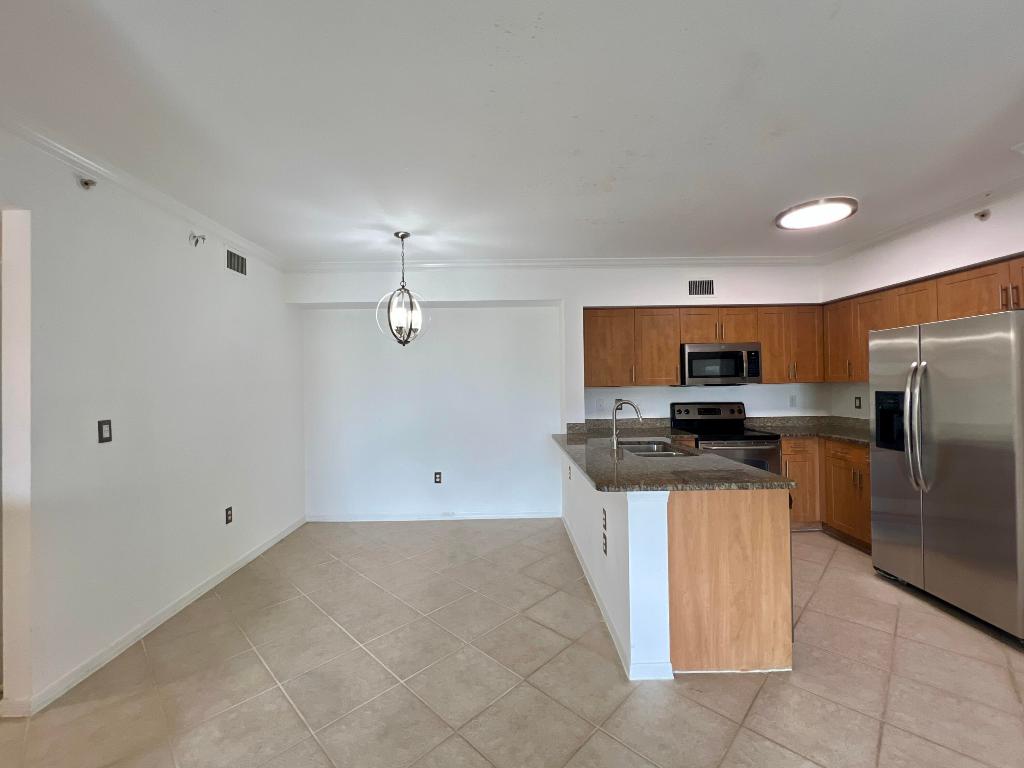 VILLAS AT EMERALD DUNES CONDO - Residential Lease