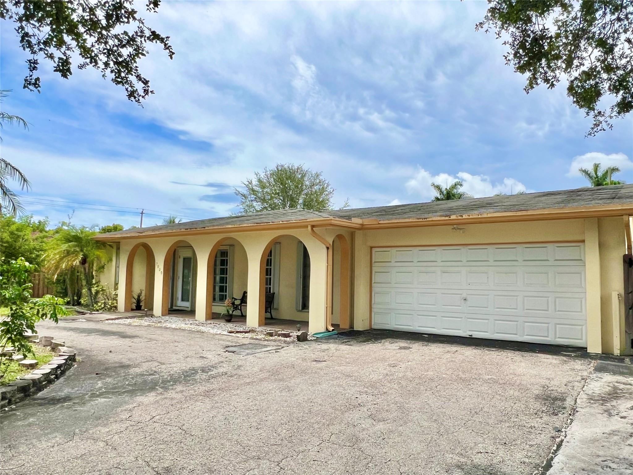 7020 Plantation Rd, Plantation, FL, 33317/$575,000 2 7020 Plantation Rd