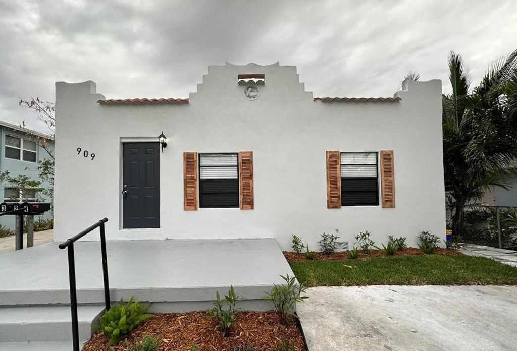 Photo of 909 N F Street #1, Lake Worth Beach, FL 33460 (MLS # F10431213)