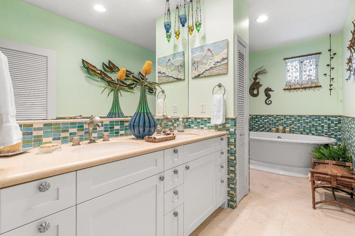 TROPICAL SHORES - Residential