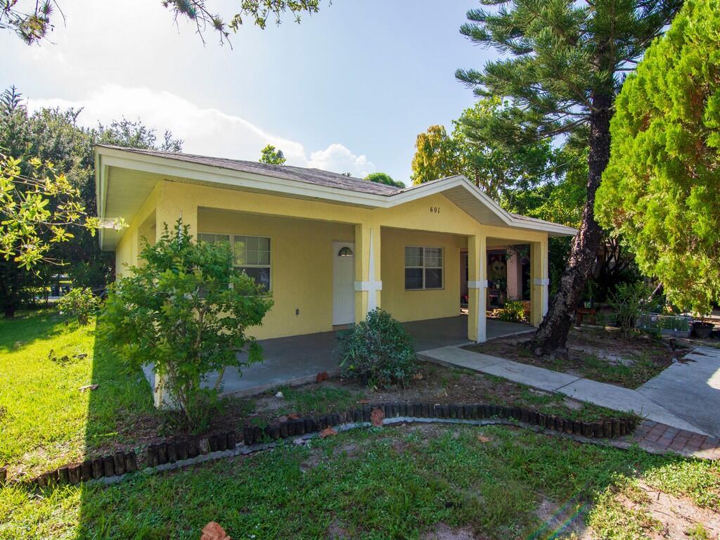 WOW 3.1 miles from the Fort Pierce Inlet , less than a mile from Downtown Fort Pierce. Brand new Kitchen , all tile 3 bedroom 2 bathroom home is now available. The home is tiled throughout . Large living area