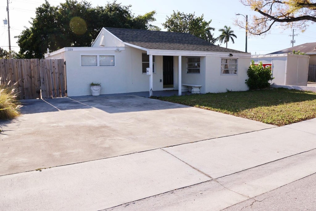 Photo of 1105 N J Street, Lake Worth Beach, FL 33460 (MLS # R10978819)
