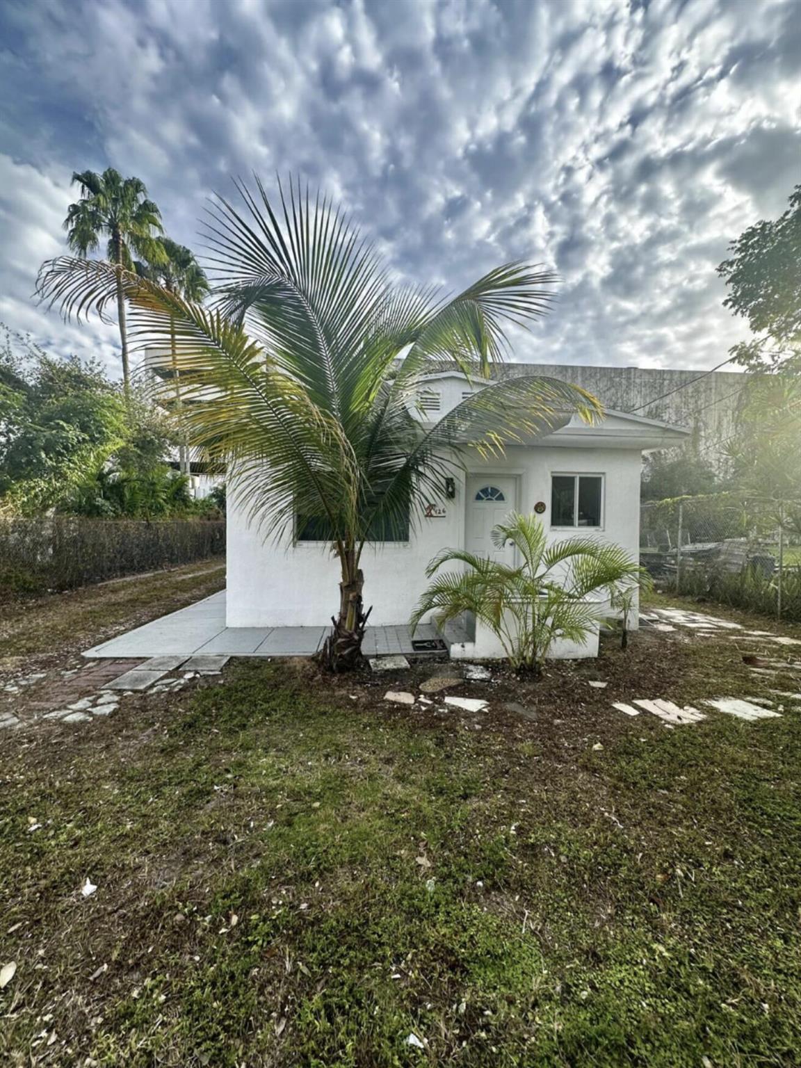 Recently Remodeled 1 Bed/ 1 Bath conveniently located on 21ST Street with easy access to grocery shopping and transportation. Walking Distance to Downtown, Edgewater, Wynwood and Midtown. Water is Included!!