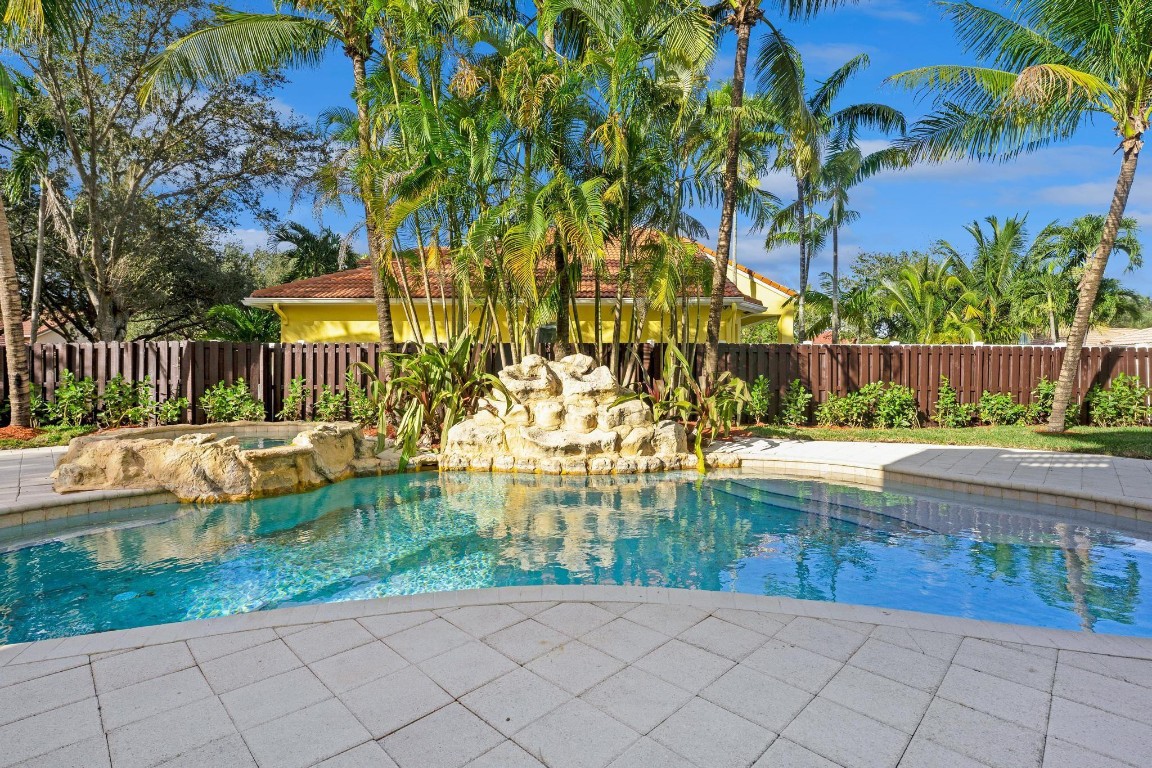 Isla Del Sol 85-32 B - Residential