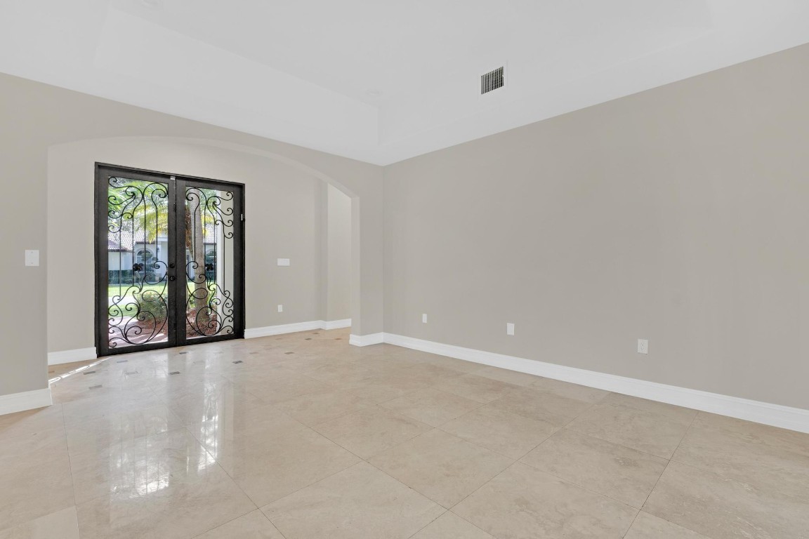 Isla Del Sol 85-32 B - Residential