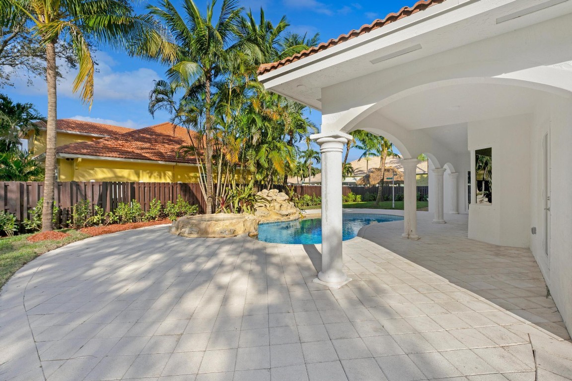 Isla Del Sol 85-32 B - Residential