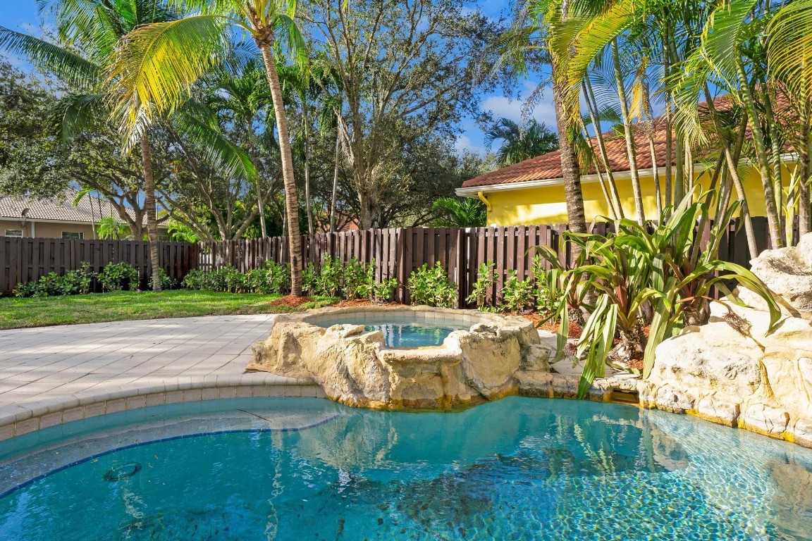 Isla Del Sol 85-32 B - Residential