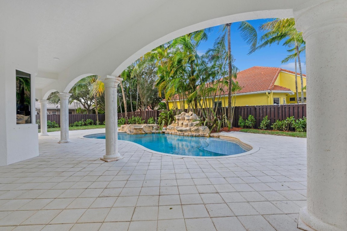 Isla Del Sol 85-32 B - Residential