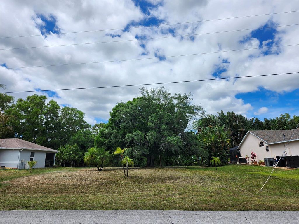 Photo of 525 SE Fallon Drive, Port Saint Lucie, FL 34983 (MLS # R10978930)