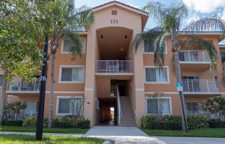 THE CLUB AT ST LUCIE WEST, A CONDOMINIUM - Residential Lease