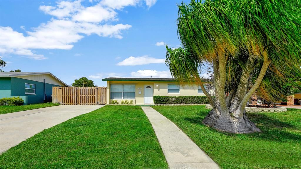 Photo of 3211 Capri Road, Palm Beach Gardens, FL 33410 (MLS # R10872889)