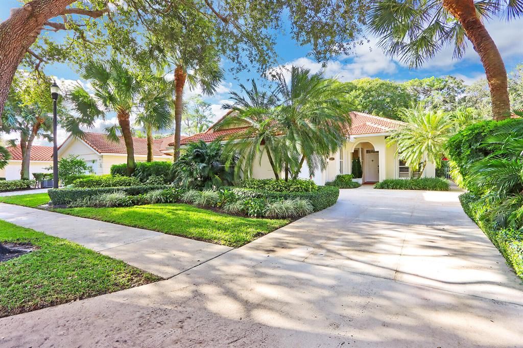 Photo of 229 E Tall Oaks Circle, Palm Beach Gardens, FL 33410 (MLS # R10761248)