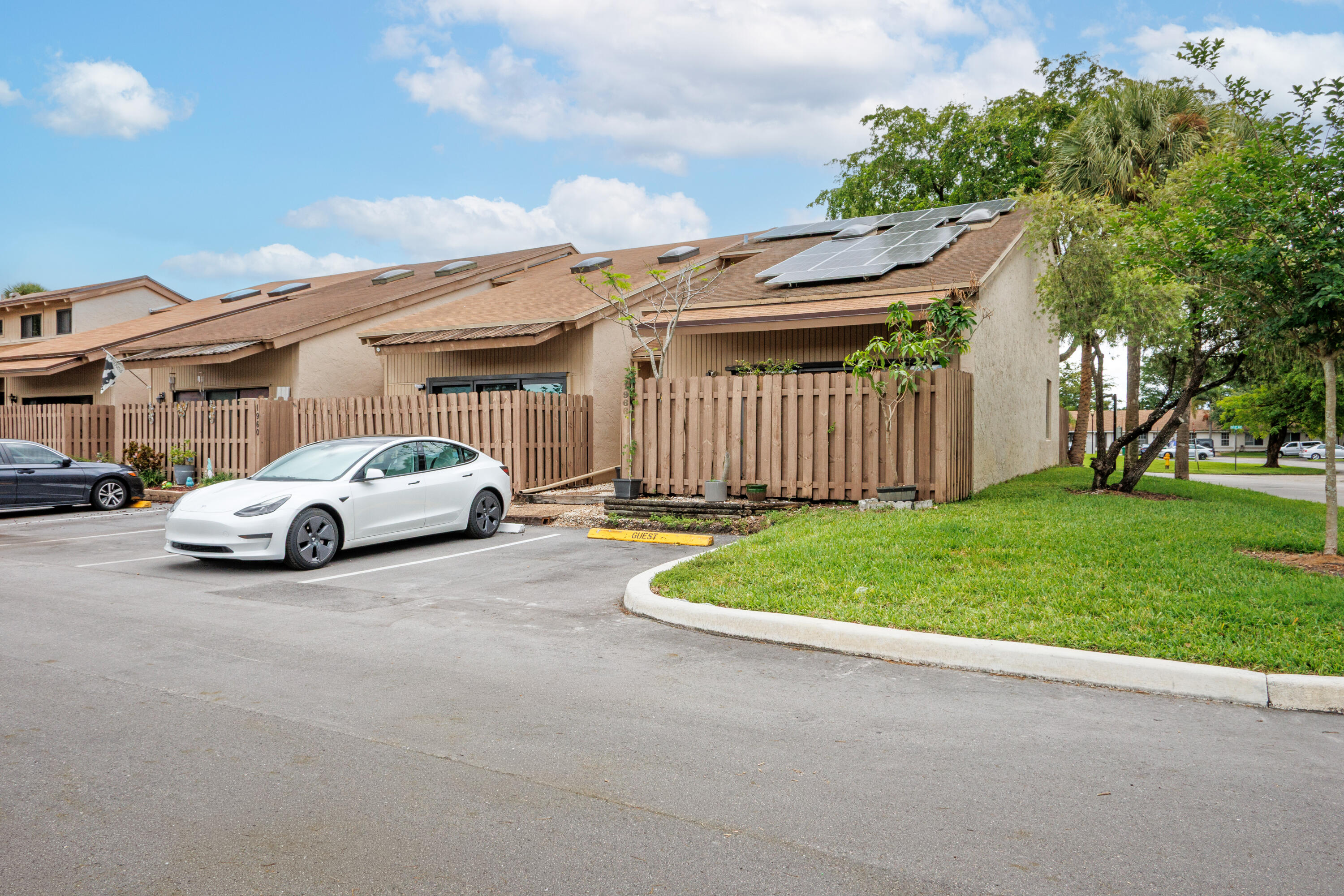 ARROWHEAD GOLF & TENNIS CLUB - Residential