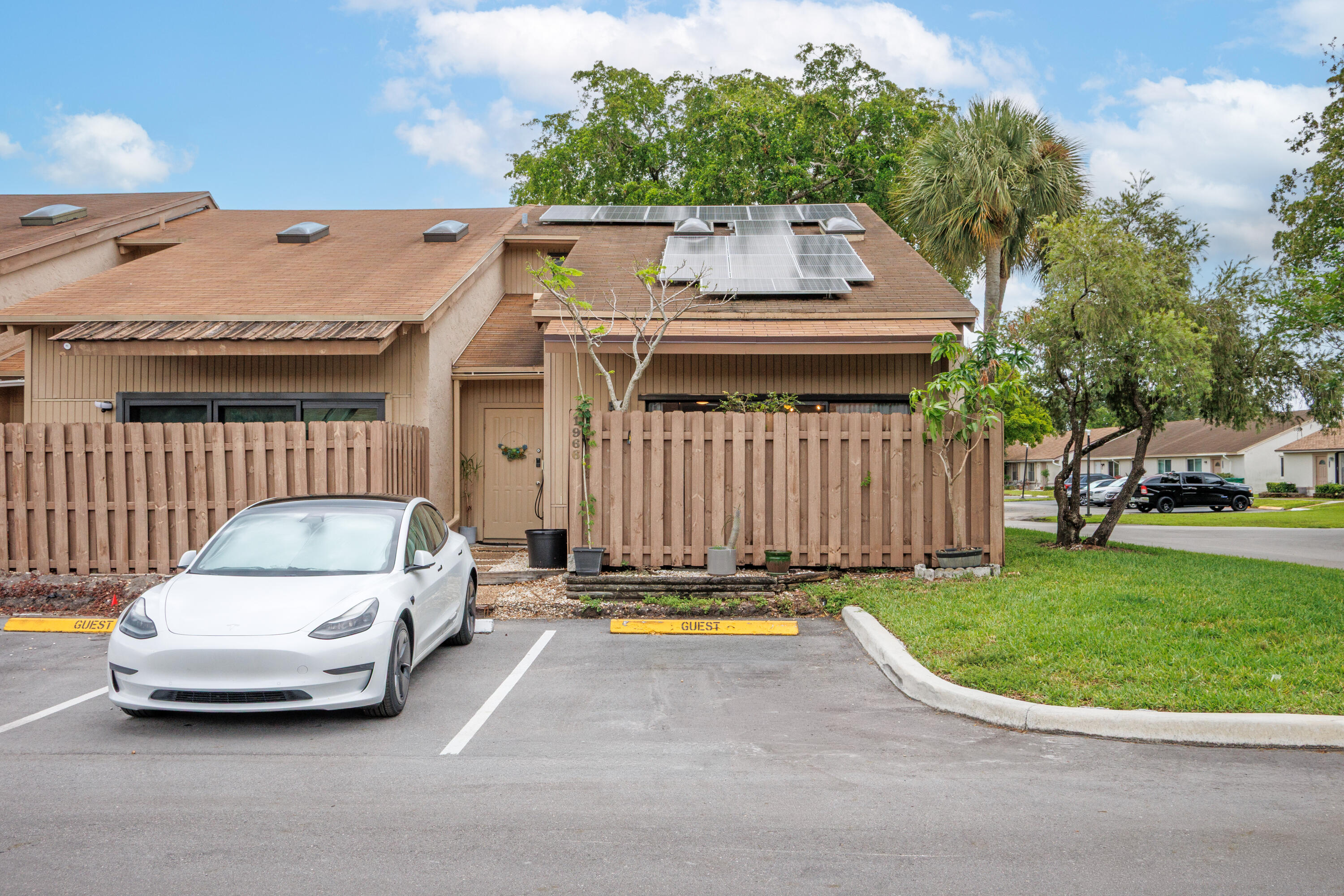 ARROWHEAD GOLF & TENNIS CLUB - Residential