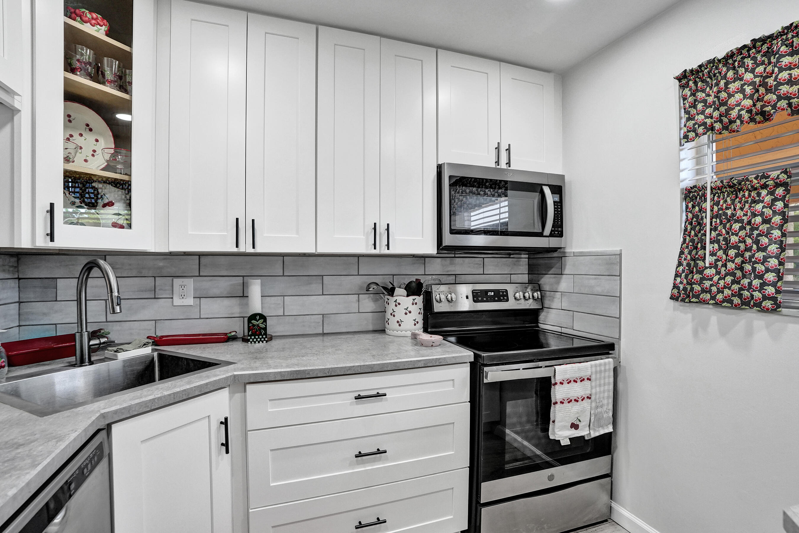 ROKEST CONDOMINIUM APARTMENTS - Residential