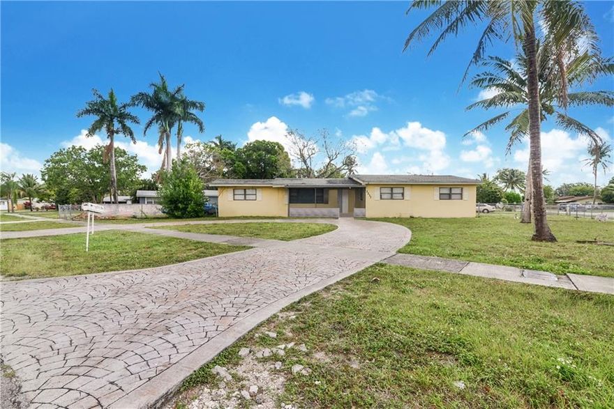 EXCELLENT OPPORTUNITY TO PURCHASE A SINGLE FAMILY INVESTMENT PROPERTY WITH A TENANT IN PLACE.  LOCATED ON A HUGE OVERSIZED CORNER LOT.   TENANT IS RENTING MONTH TO MONTH.  YOU CAN BUY AS AN INVESTMENT OR MAKE THIS HOME YOURS TO LIVE IN. THIS 4BD 2BA HOME OFFERS MANY POSSIBILITIES.  NO HOA!  PROPERTY BEING SOLD WITH TENANT IN PLACE.