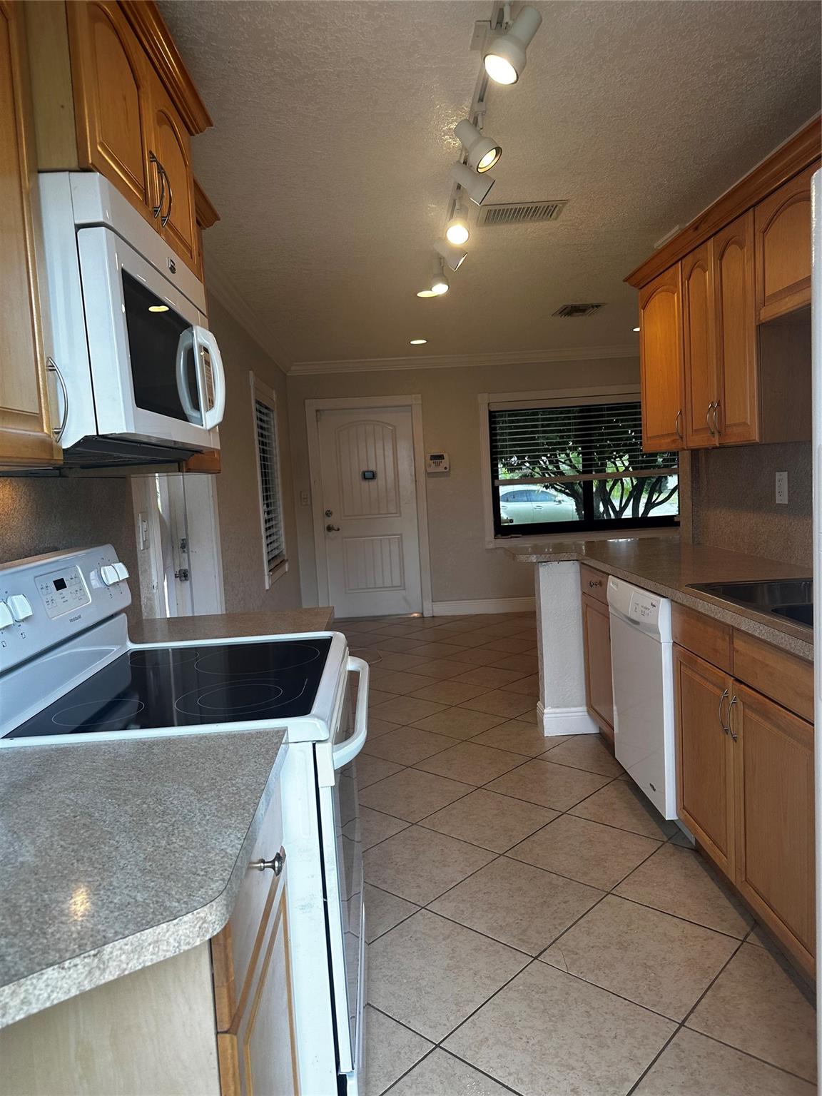 Collier Manor 5th Add 40- - Residential